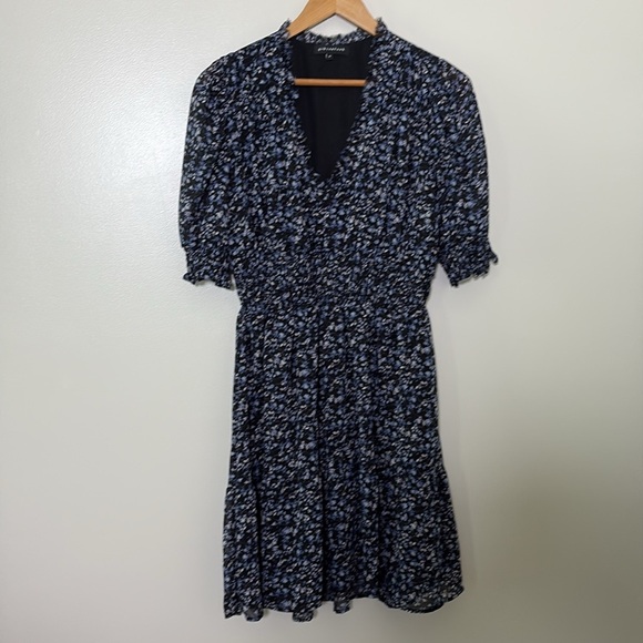 GibsonLook Everybody Dress V-Neck Ruffle Detail Blue Black Ditsy Floral Size M - Picture 3 of 14